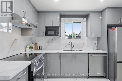 615 Dogwood Lane, Waterloo, ON - Indoor Photo Showing Kitchen With Double Sink