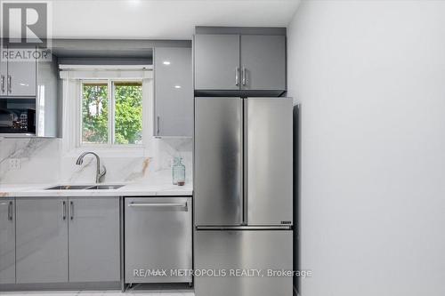 615 Dogwood Lane, Waterloo, ON - Indoor Photo Showing Kitchen With Double Sink