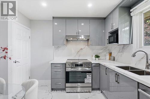 615 Dogwood Lane, Waterloo, ON - Indoor Photo Showing Kitchen With Double Sink With Upgraded Kitchen