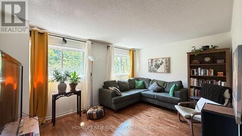 5 Doral Gate, Markham, ON - Indoor Photo Showing Living Room