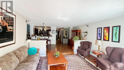 5 Doral Gate, Markham, ON - Indoor Photo Showing Living Room