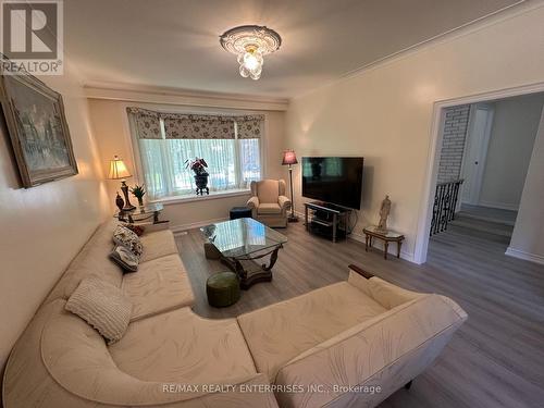 1571 Muir Road, Mississauga, ON - Indoor Photo Showing Living Room