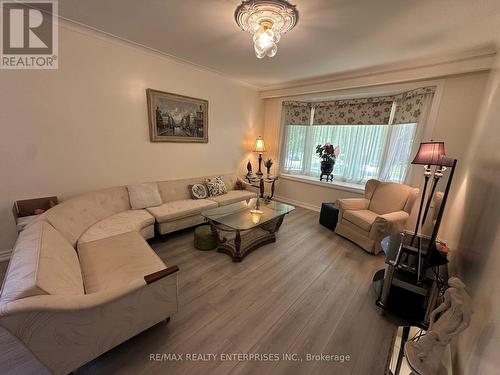 1571 Muir Road, Mississauga, ON - Indoor Photo Showing Living Room