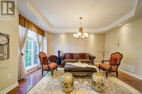 3885 Eglinton Avenue, Mississauga, ON - Indoor Photo Showing Living Room