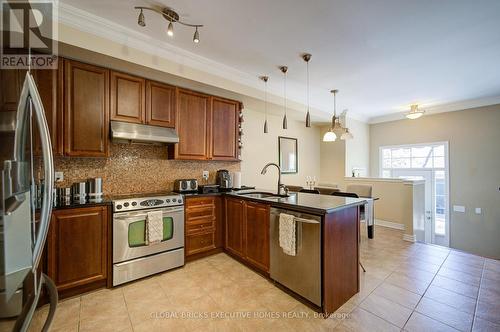 3885 Eglinton Avenue, Mississauga, ON - Indoor Photo Showing Kitchen