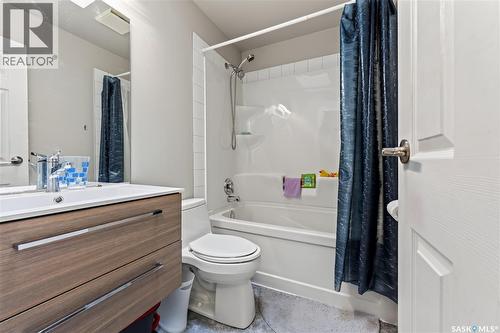 12 Jackson Bay, Regina, SK - Indoor Photo Showing Bathroom