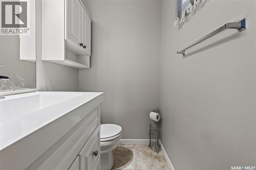 12 Jackson Bay, Regina, SK - Indoor Photo Showing Bathroom