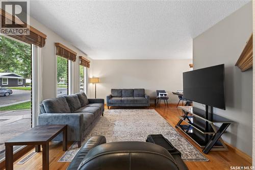 12 Jackson Bay, Regina, SK - Indoor Photo Showing Living Room