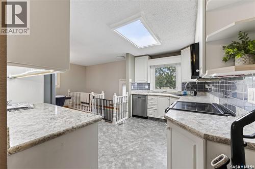 12 Jackson Bay, Regina, SK - Indoor Photo Showing Kitchen