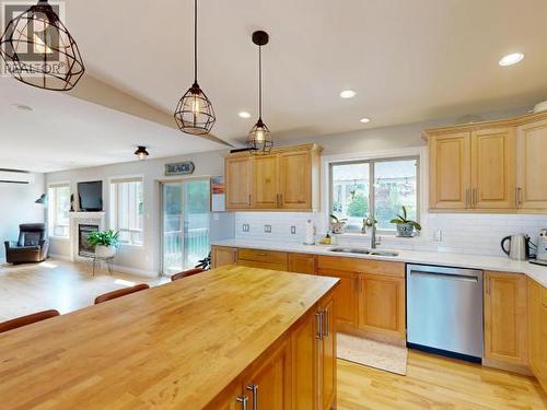 7066 Qualicum Way, Powell River, BC - Indoor Photo Showing Kitchen With Double Sink