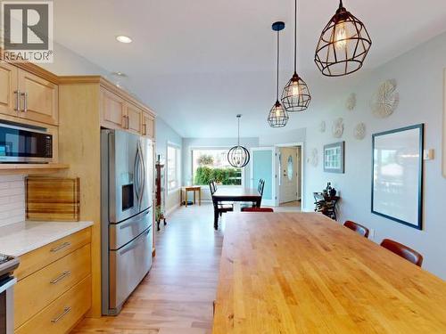 7066 Qualicum Way, Powell River, BC - Indoor Photo Showing Kitchen