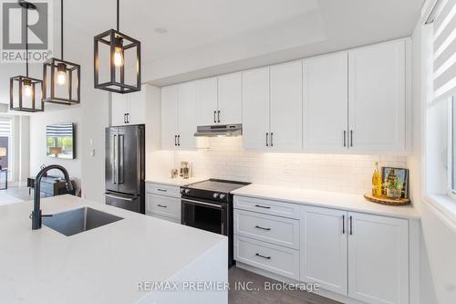 2 Gaddi Way, Vaughan, ON - Indoor Photo Showing Kitchen With Upgraded Kitchen