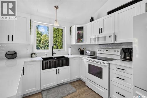 526 Tobin Crescent, Saskatoon, SK - Indoor Photo Showing Kitchen With Double Sink