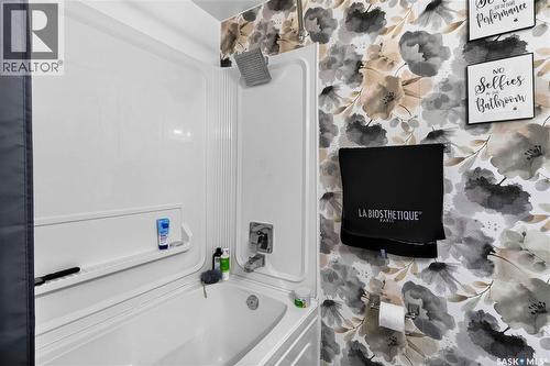 526 Tobin Crescent, Saskatoon, SK - Indoor Photo Showing Bathroom