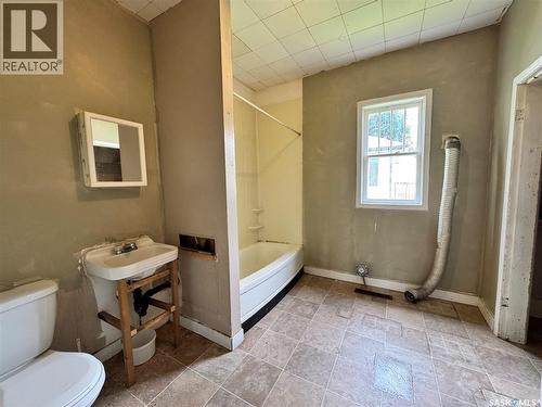 855 2Nd Street E, Prince Albert, SK - Indoor Photo Showing Bathroom