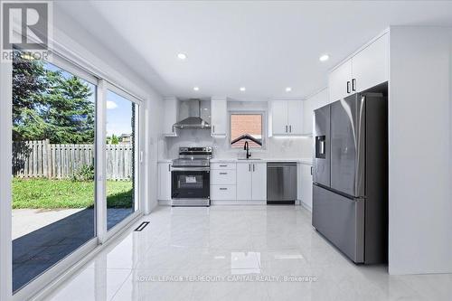 4 Cassandra Drive, Barrie, ON - Indoor Photo Showing Kitchen