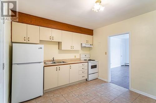 2 - 718 Ross Street, Burlington, ON - Indoor Photo Showing Kitchen With Double Sink