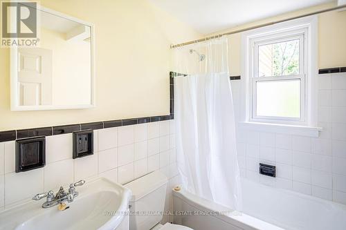 2 - 718 Ross Street, Burlington, ON - Indoor Photo Showing Bathroom