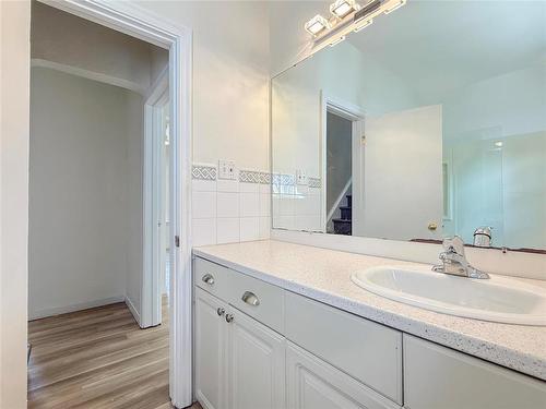 Main Floor Bath - 534 20Th Street, Brandon, MB - Indoor Photo Showing Bathroom