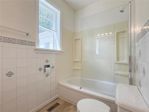 534 20Th Street, Brandon, MB - Indoor Photo Showing Bathroom