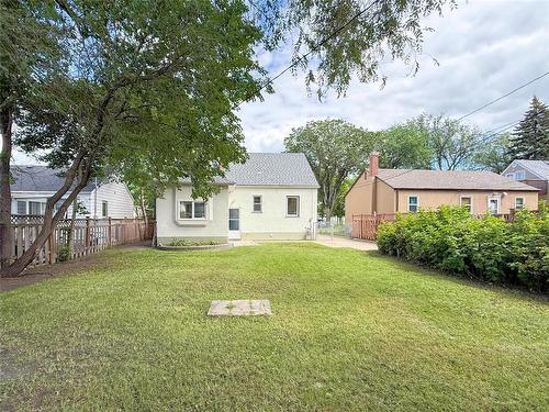Huge yard great for Families & Fur babies - 534 20Th Street, Brandon, MB - Outdoor