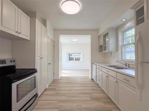 534 20Th Street, Brandon, MB - Indoor Photo Showing Kitchen With Double Sink
