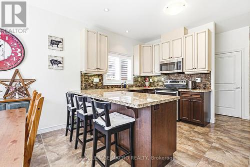 32 Dulgaren Street, Hamilton, ON - Indoor Photo Showing Kitchen