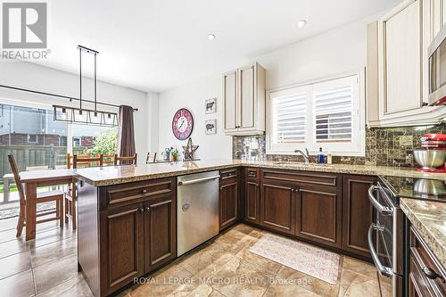 32 Dulgaren Street, Hamilton, ON - Indoor Photo Showing Kitchen With Upgraded Kitchen