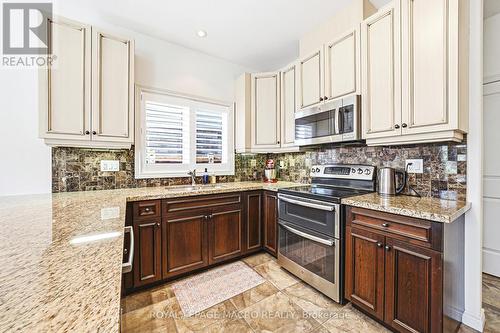 32 Dulgaren Street, Hamilton, ON - Indoor Photo Showing Kitchen