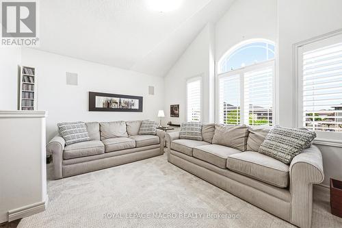 32 Dulgaren Street, Hamilton, ON - Indoor Photo Showing Living Room