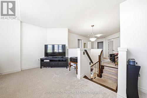 32 Dulgaren Street, Hamilton, ON - Indoor