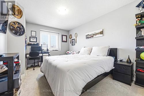 32 Dulgaren Street, Hamilton, ON - Indoor Photo Showing Bedroom