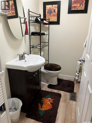 726 M Avenue S, Saskatoon, SK - Indoor Photo Showing Bathroom