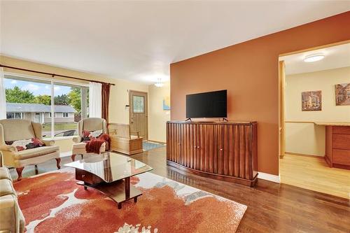 18 Thunder Bay, Winnipeg, MB - Indoor Photo Showing Living Room