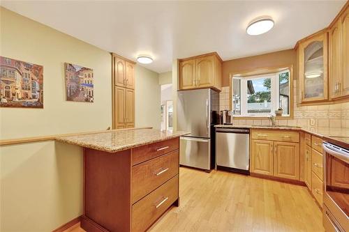 18 Thunder Bay, Winnipeg, MB - Indoor Photo Showing Kitchen