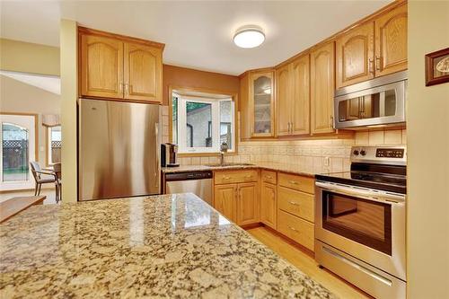 18 Thunder Bay, Winnipeg, MB - Indoor Photo Showing Kitchen