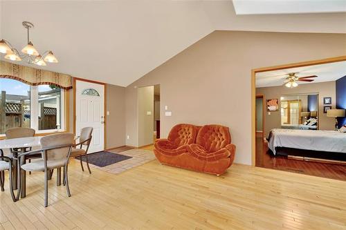 18 Thunder Bay, Winnipeg, MB - Indoor