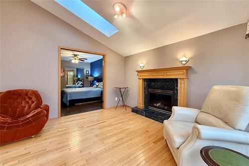18 Thunder Bay, Winnipeg, MB - Indoor Photo Showing Living Room With Fireplace
