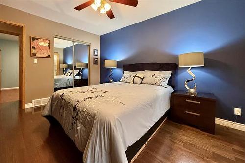 18 Thunder Bay, Winnipeg, MB - Indoor Photo Showing Bedroom