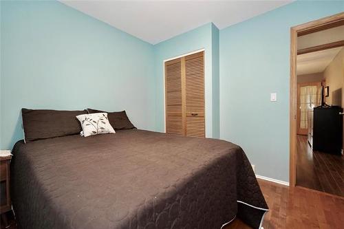 18 Thunder Bay, Winnipeg, MB - Indoor Photo Showing Bedroom