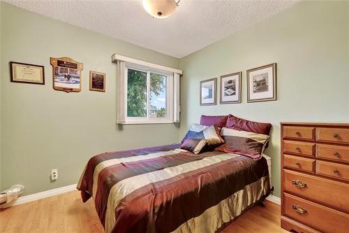 18 Thunder Bay, Winnipeg, MB - Indoor Photo Showing Bedroom
