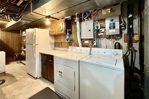 18 Thunder Bay, Winnipeg, MB - Indoor Photo Showing Laundry Room