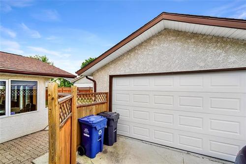 18 Thunder Bay, Winnipeg, MB - Outdoor With Exterior