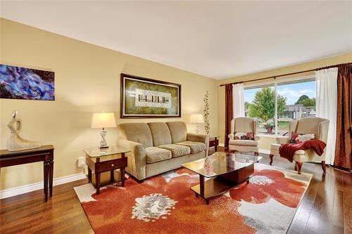18 Thunder Bay, Winnipeg, MB - Indoor Photo Showing Living Room