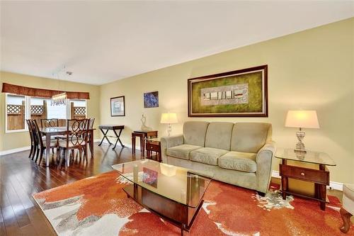 18 Thunder Bay, Winnipeg, MB - Indoor Photo Showing Living Room