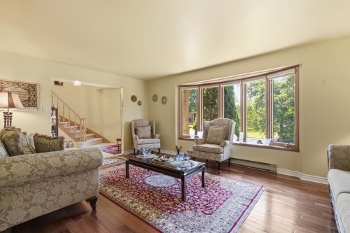 Salle familiale - 11 Rue Hans-Selye, Kirkland, QC - Indoor Photo Showing Living Room
