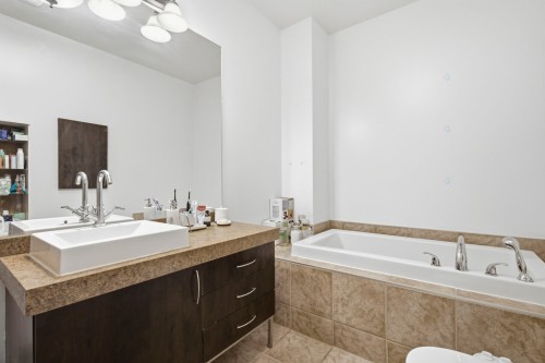 Bathroom - 206-1300 Rue Pauline-Julien, Montréal (Le Plateau-Mont-Royal), QC - Indoor Photo Showing Bathroom