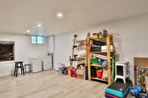 Salle familiale - 5485 Av. Trudeau, Longueuil (Saint-Hubert), QC - Indoor