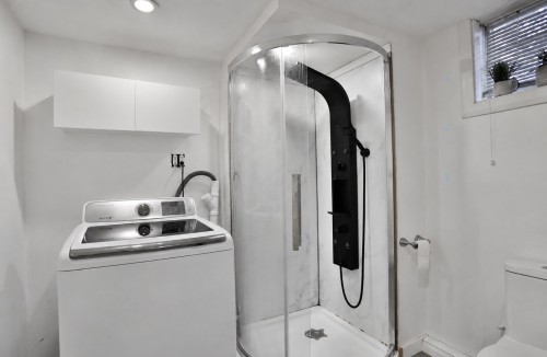 Salle de bains - 5485 Av. Trudeau, Longueuil (Saint-Hubert), QC - Indoor Photo Showing Laundry Room