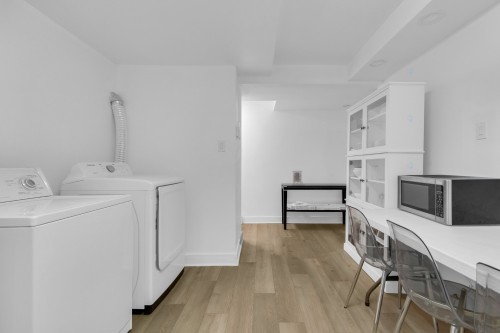 Cuisine - 5725A Av. Lockwood, Côte-Saint-Luc, QC - Indoor Photo Showing Laundry Room